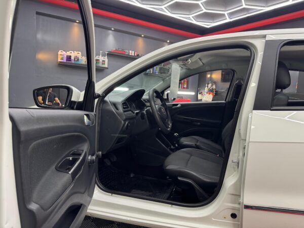 Volkswagen Gol Sedan 2017 - Image 5