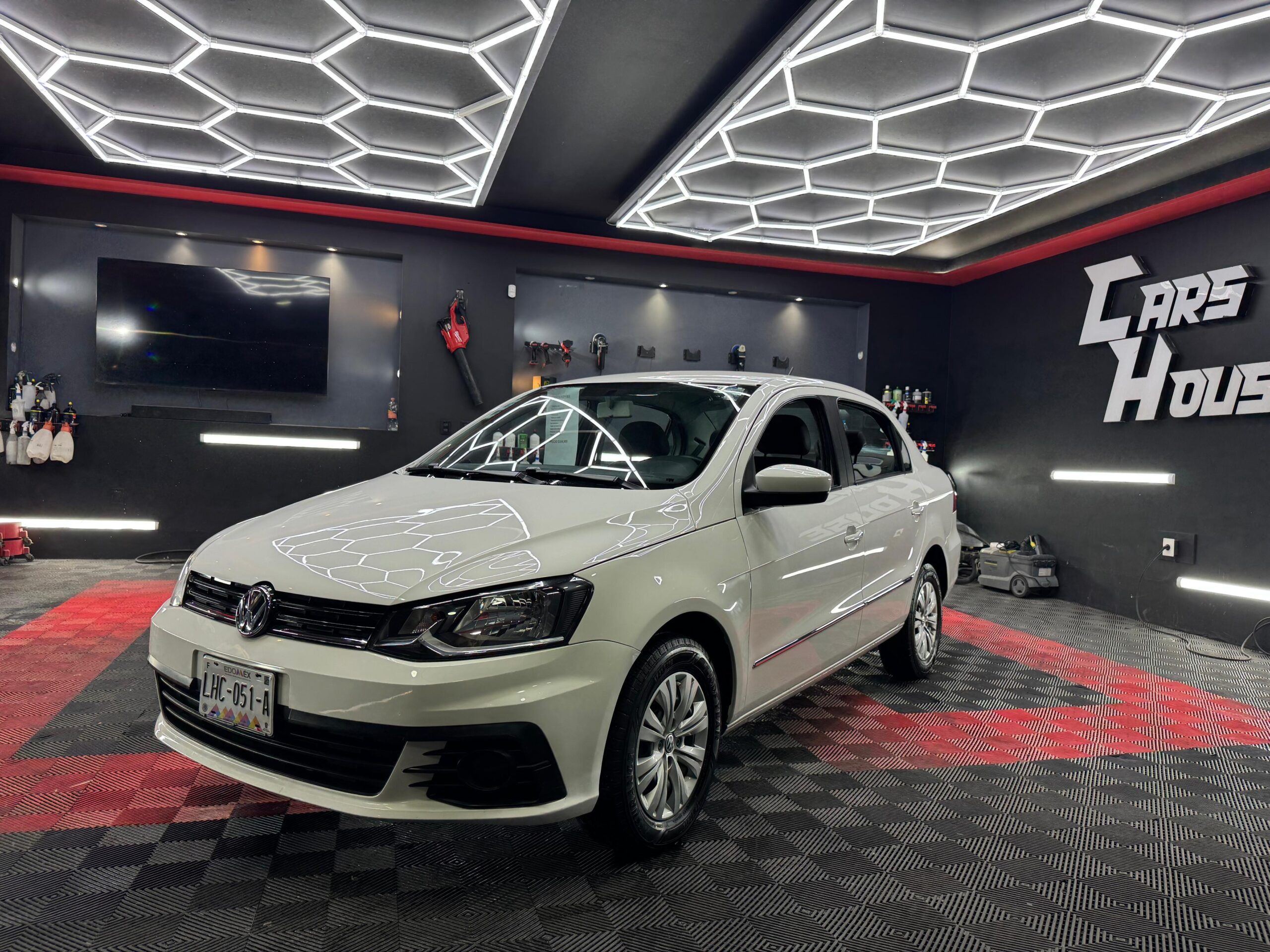 Volkswagen Gol Sedan 2017 - Image 1