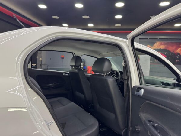 Volkswagen Gol Sedan 2017 - Image 8