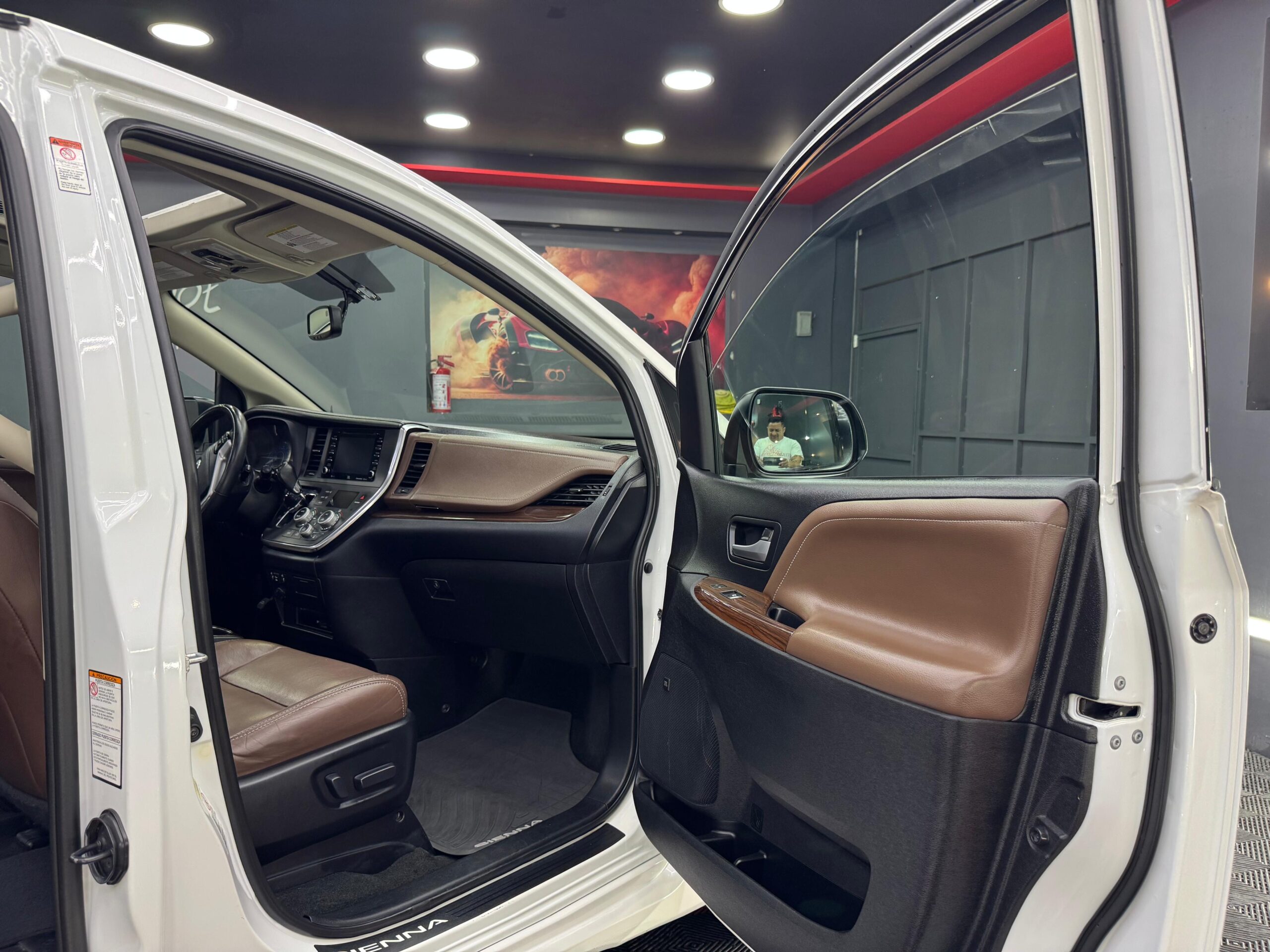 TOYOTA SIENNA LIMITED  2018 - Image 6