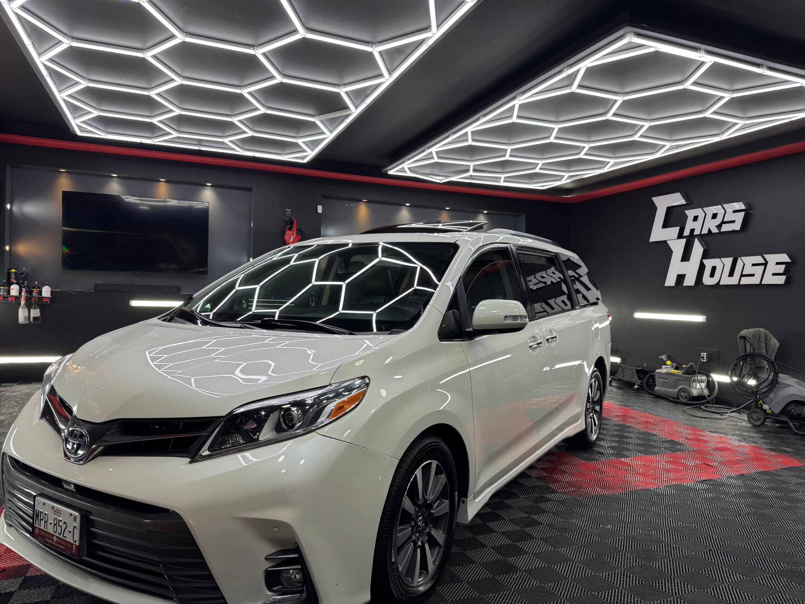 TOYOTA SIENNA LIMITED  2018 - Image 1