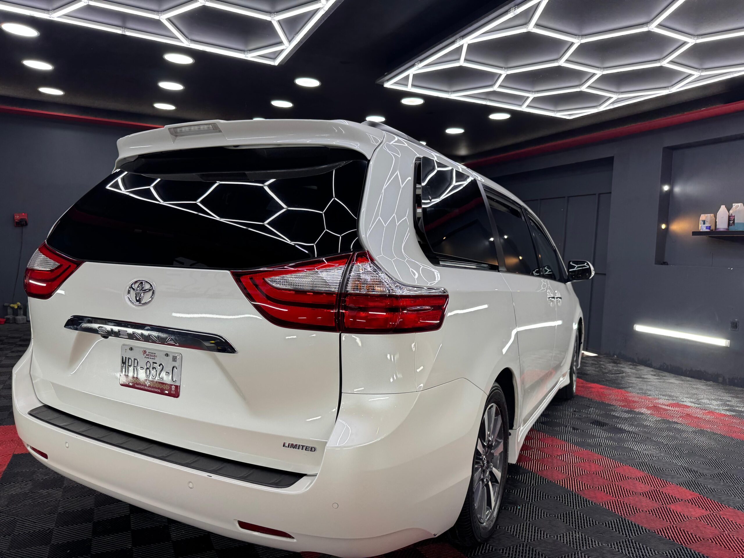 TOYOTA SIENNA LIMITED  2018 - Image 3