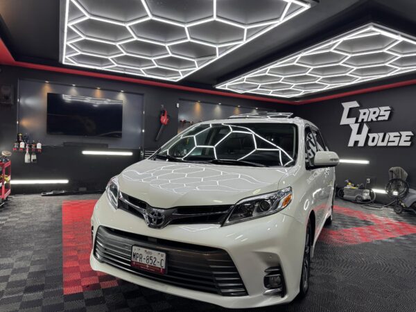 TOYOTA SIENNA LIMITED  2018 - Image 2