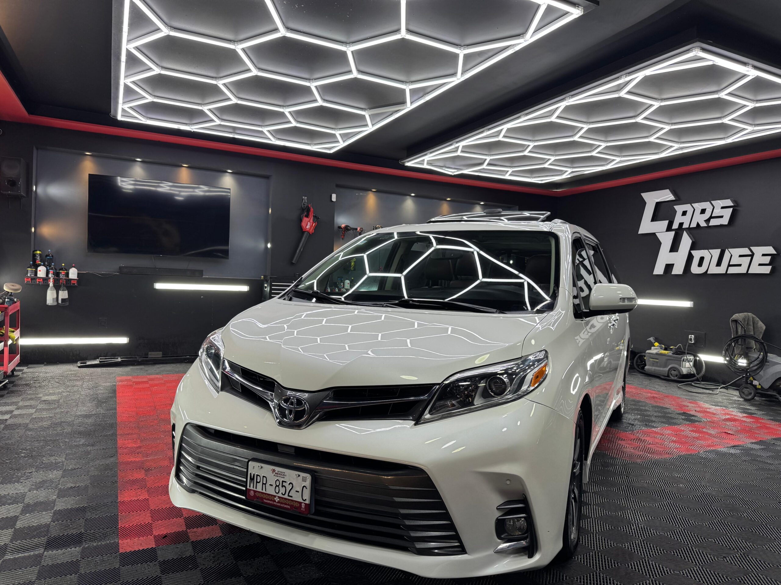 TOYOTA SIENNA LIMITED  2018 - Image 2