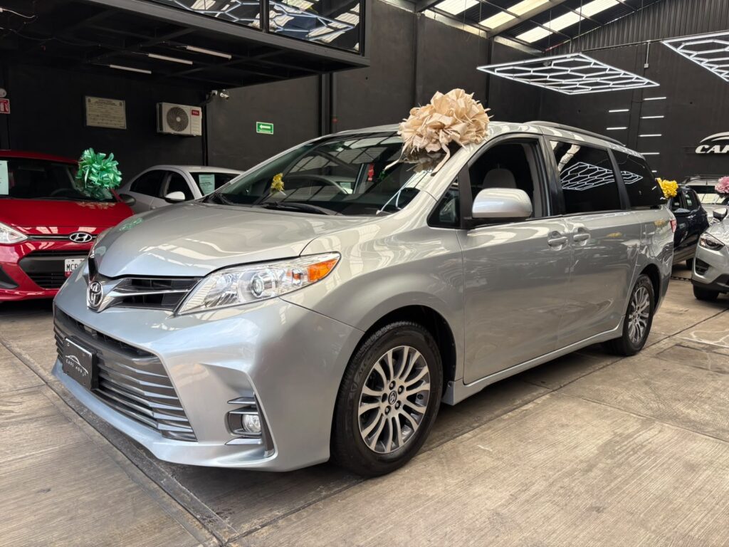 TOYOTA SIENNA XLE 2019