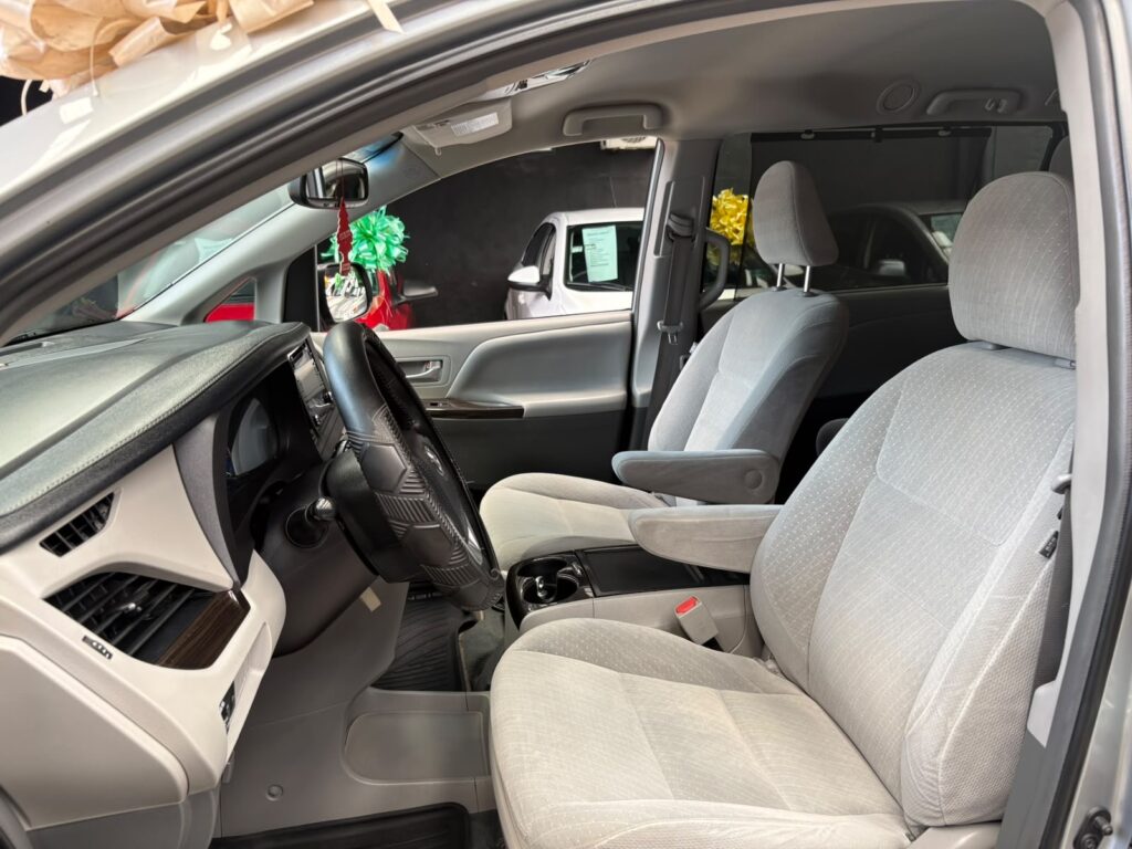 TOYOTA SIENNA XLE 2019