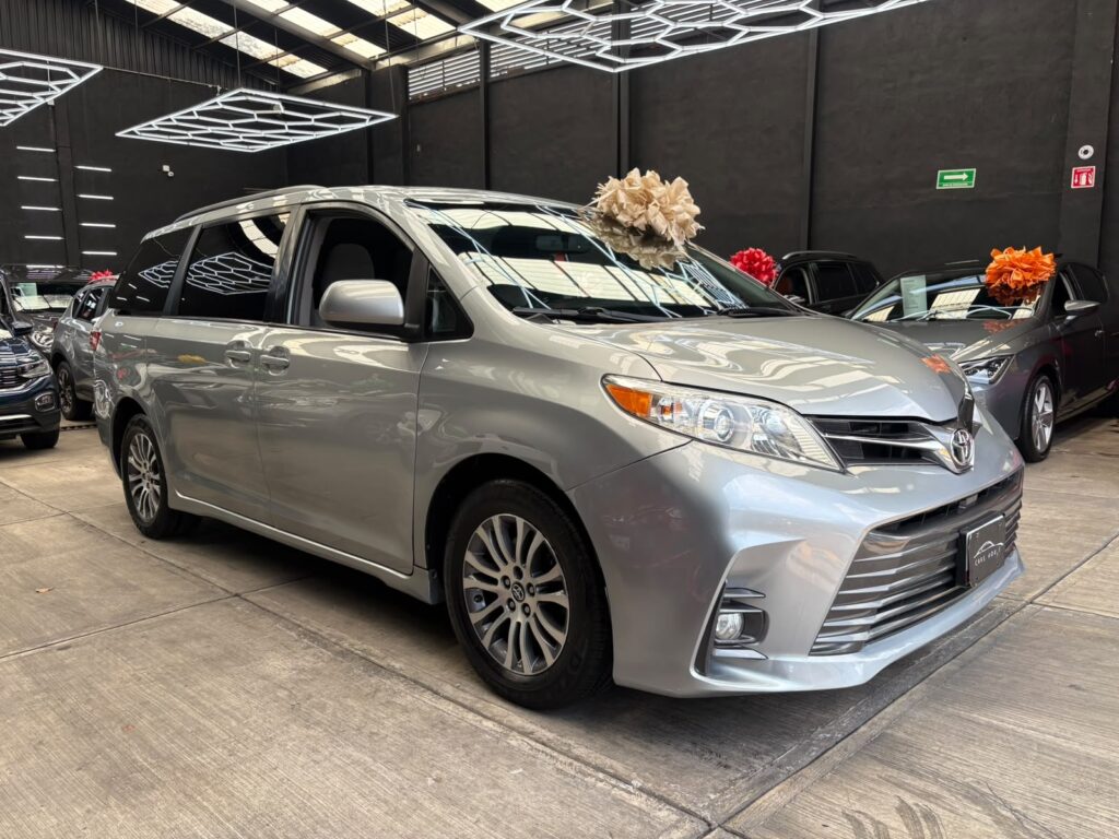 TOYOTA SIENNA XLE 2019