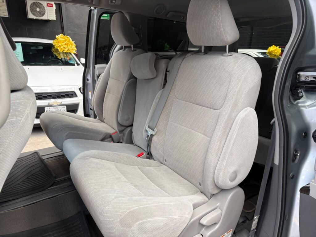 TOYOTA SIENNA XLE 2019