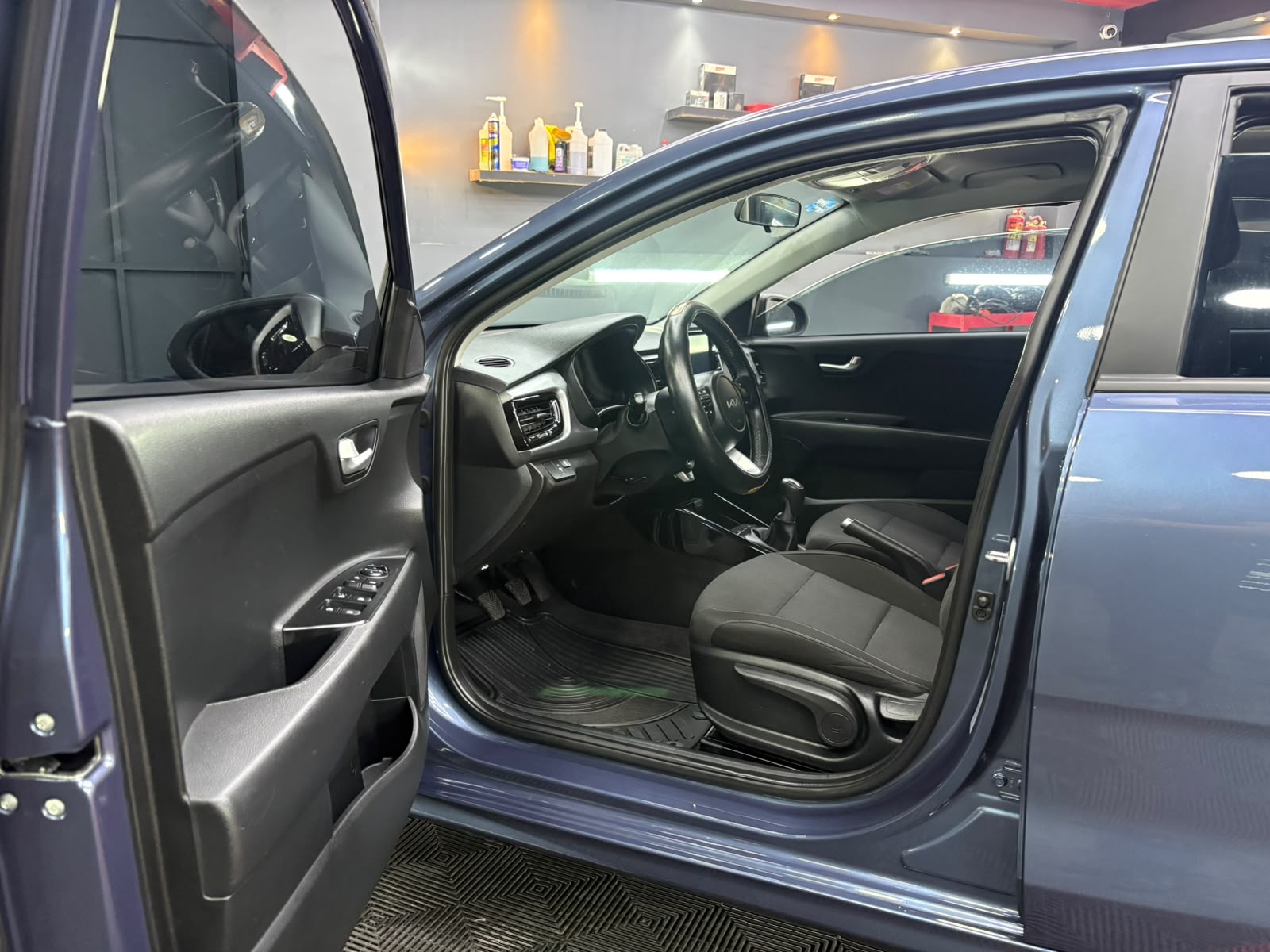 KIA RIO  LX 2023: imagen 5